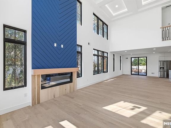 4th image of 150 Howland Ave