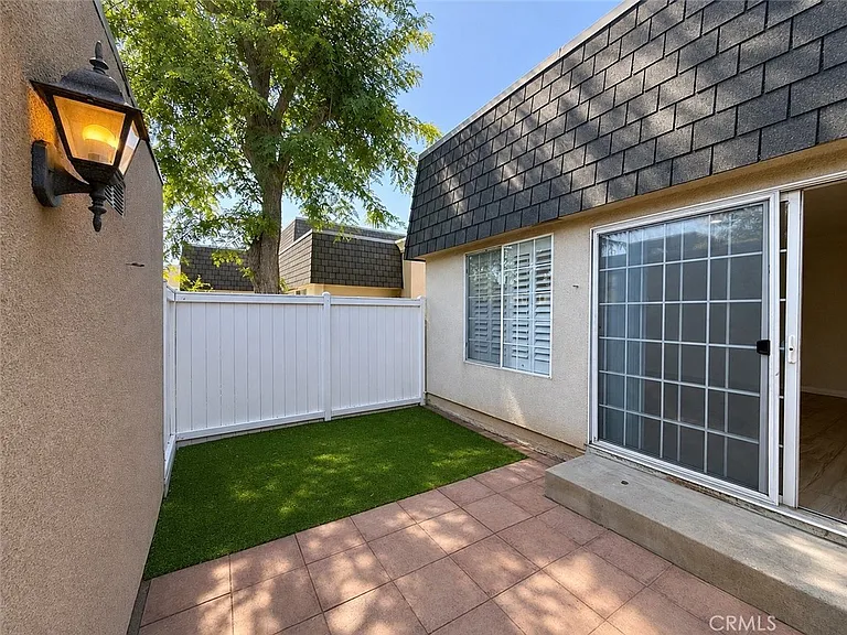 19230 Hamlin St — Photo 3