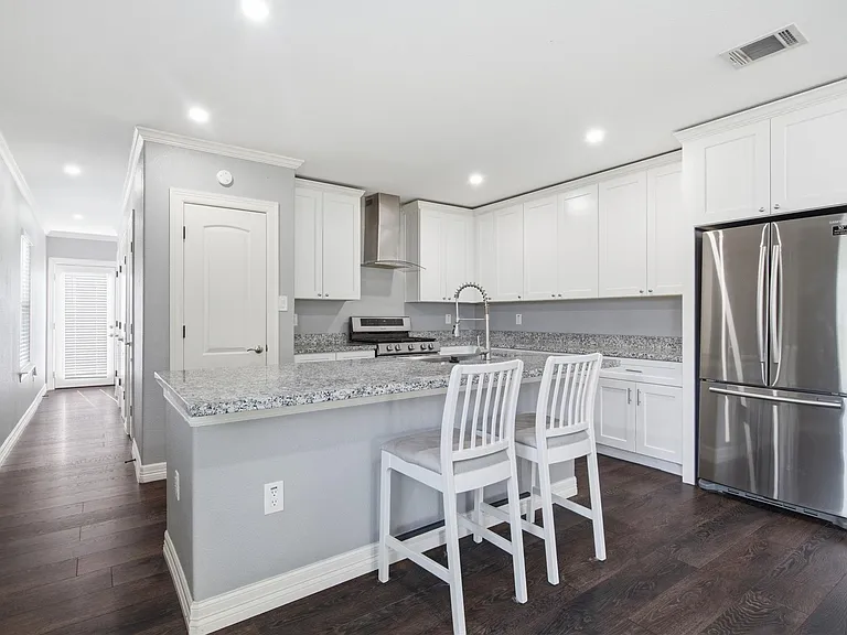 531 Woolworth St — Photo 7