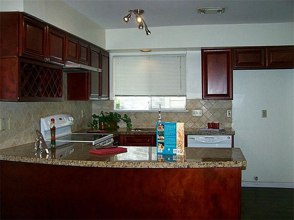 3rd image of 1815 Meadowlocke Ln