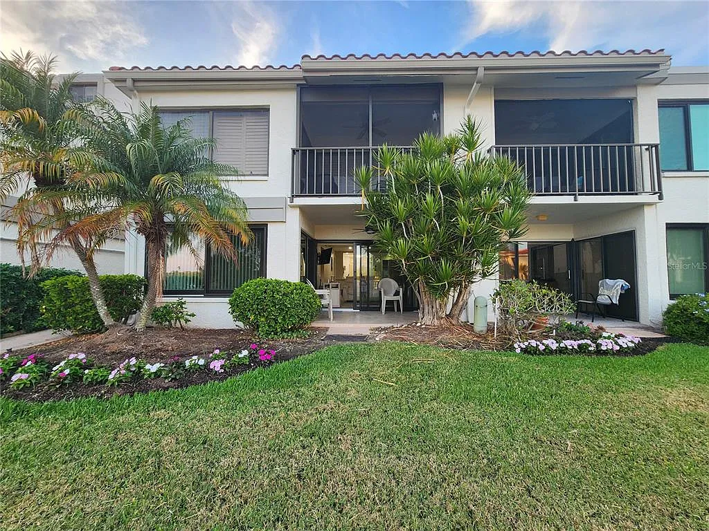 2 bed, 2.0 bath, 890 sqft, $5,800 — Photo 2