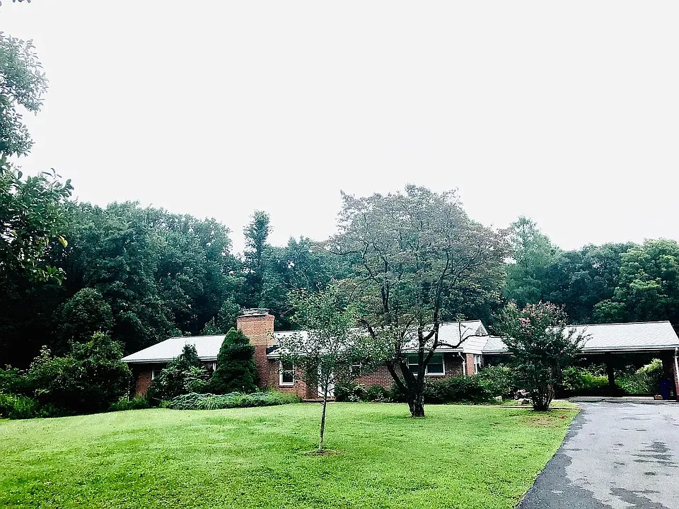 6701 Surrey Ln