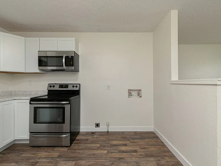 733 W College St #B — Photo 7