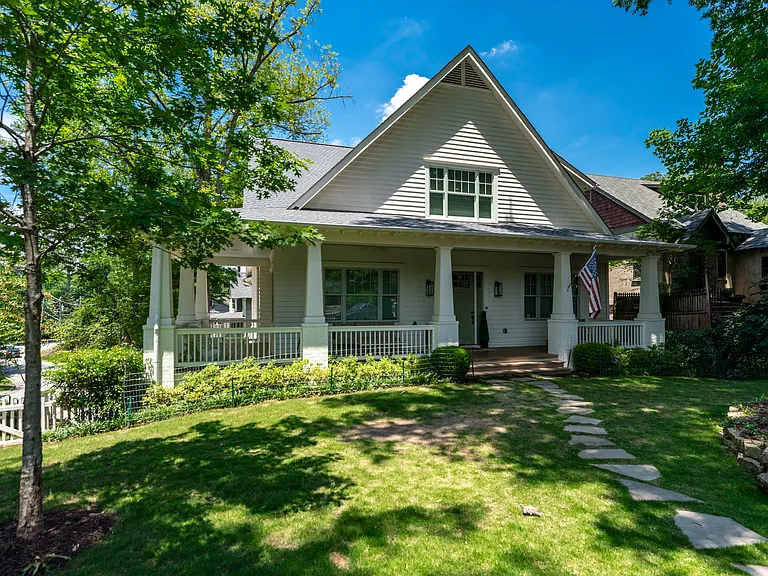 4 E Dr NE — Photo 3