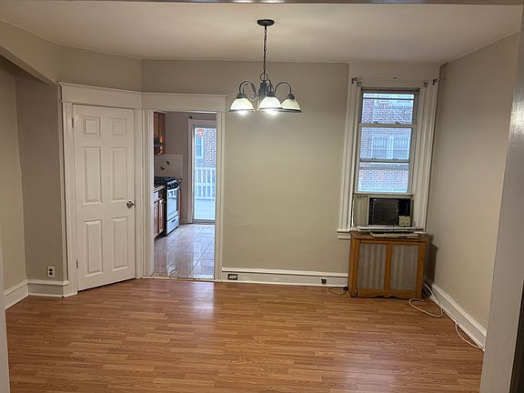 5th image of 538 Carver St