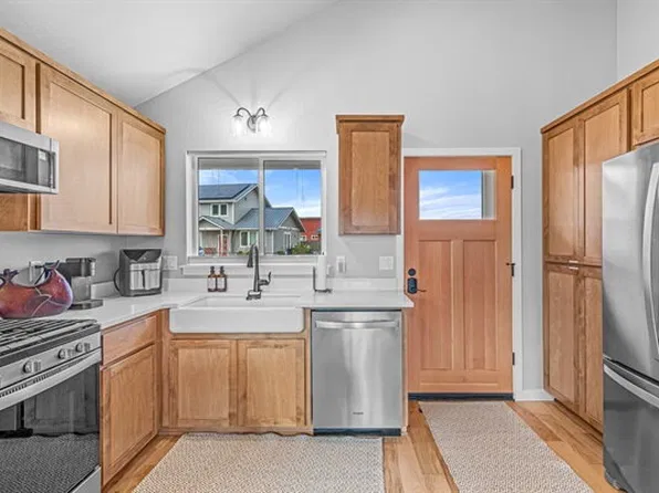 303 Gangnes Dr, Talent, OR 97540