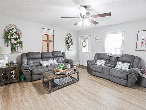 2nd image of 206 Metcalf Ln