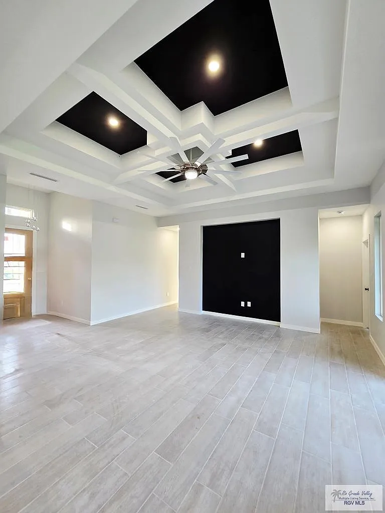 3 bed, 2.0 bath, 1611 sqft, $2,300 — Photo 3