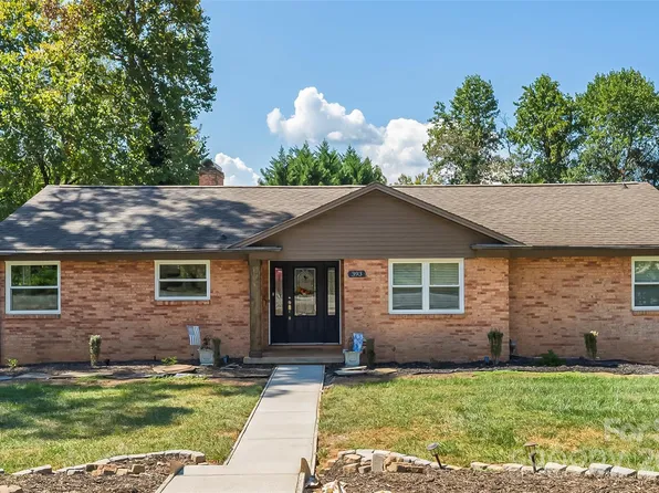 393 10th Street Dr NW, Hickory, NC 28601