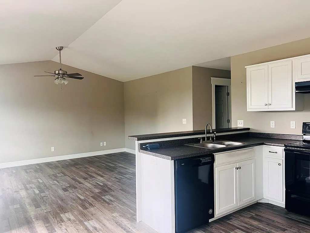 2 bed, $1,300 — Photo 3