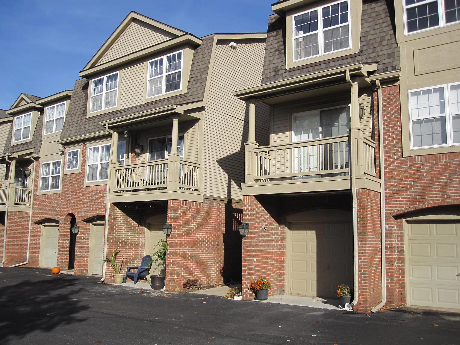 3 bed, 2.5 bath, 1416 sqft, $2,600 — Photo 3