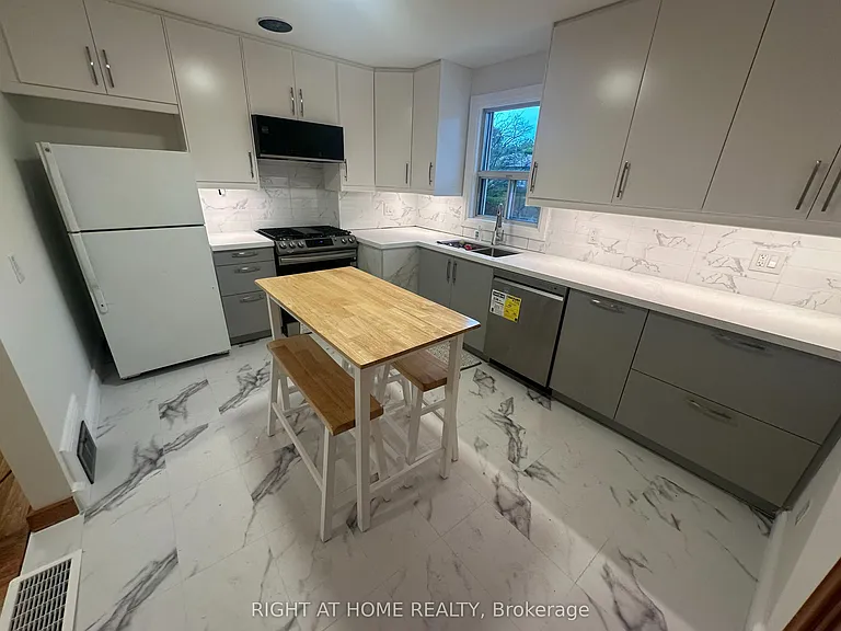 309 Queen Mary Dr — Photo 2