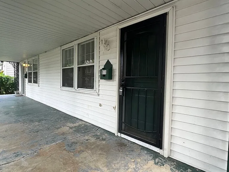 911 Bryan St — Photo 16