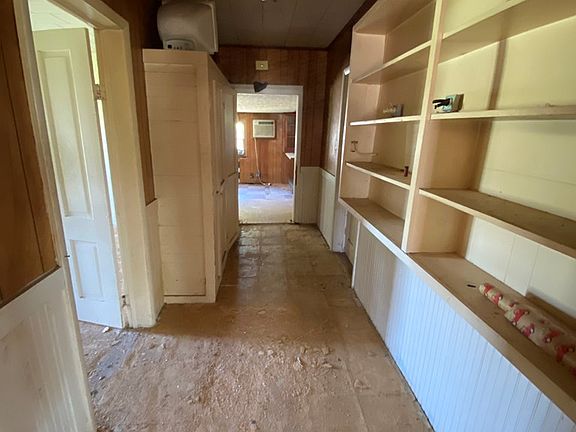 8th image of 356 E Pine St