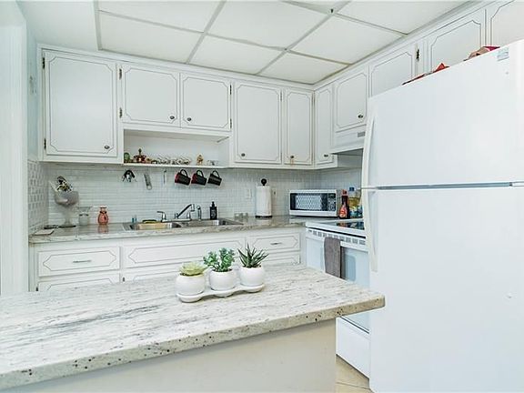 3rd image of 2616 NE 30th Pl #101A