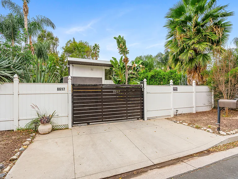 8617 Lasaine Ave — Photo 4
