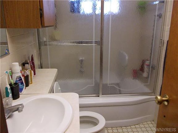 5th image of 219 Currier Ave