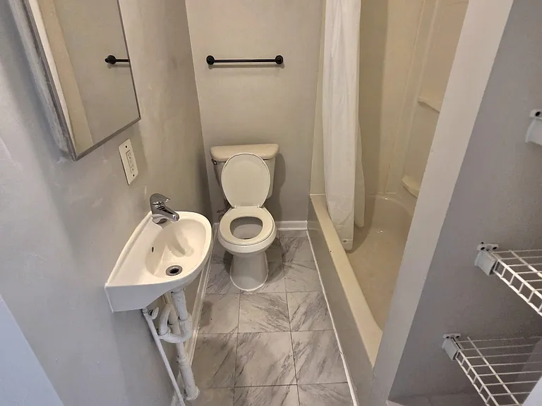 1310 N Montford Ave — Photo 8