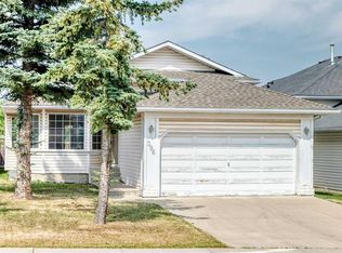 396 S Hawkstone Dr NW, Calgary, AB T3G 3T7
