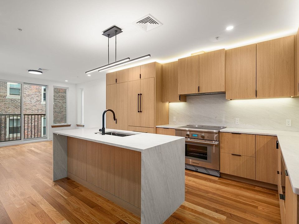 1st image of 58 Kent St #302
