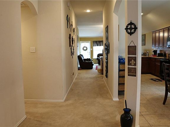 5th image of 211 Clydesdale St