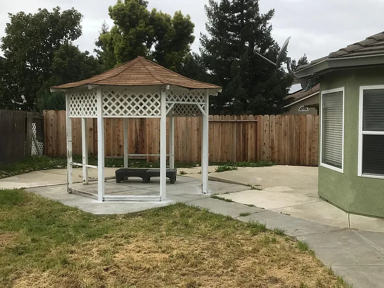 1068 Junction Dr — Photo 2