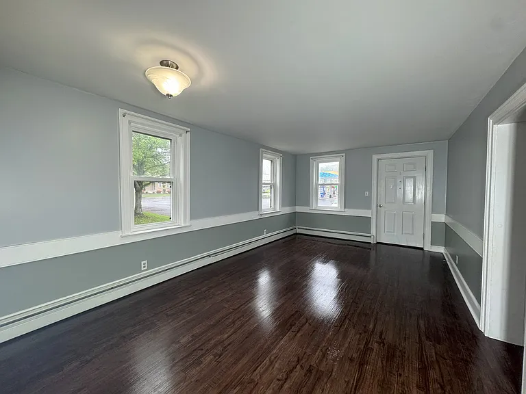 Large downstairs entry