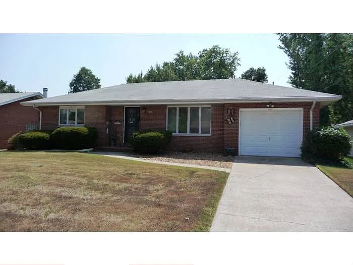 646 Grove Ave photo 1
