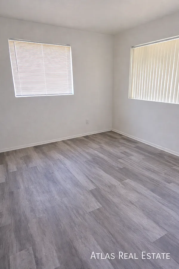 Free Application!! Updated 2 Bed Near Gcu — Photo 3
