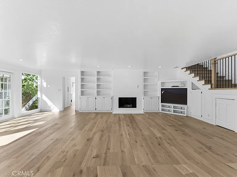 515 Kings Pl — Photo 23