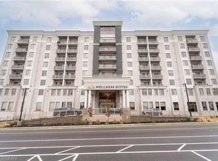 5698 Main St #304, Niagara Falls, ON L2G0Z2