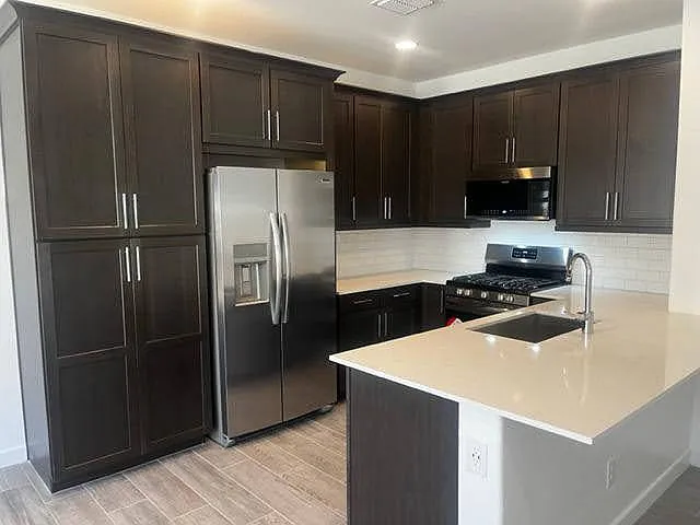 E Ridgewood Ln — Photo 1