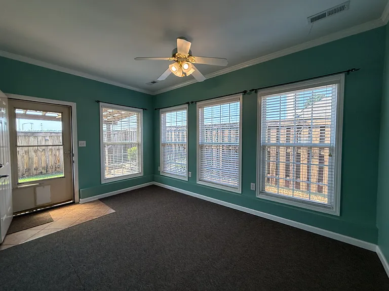 134 Canterbury Dr — Photo 16