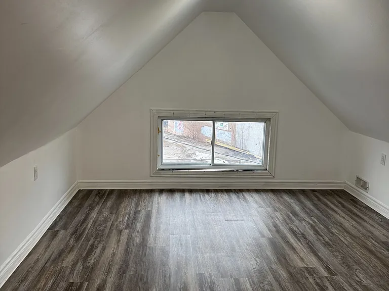 1152 King St E #1 — Photo 6