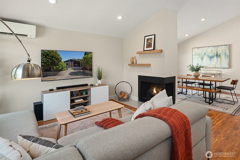 4th image of 8148 16th Avenue SW