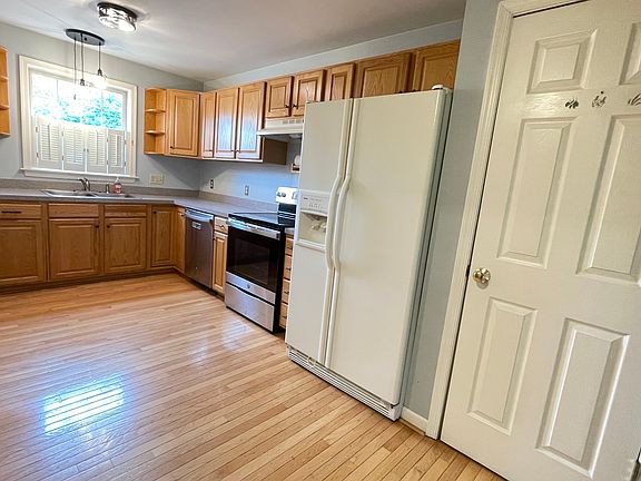 4th image of 19 Hawthorne Dr Unit 102