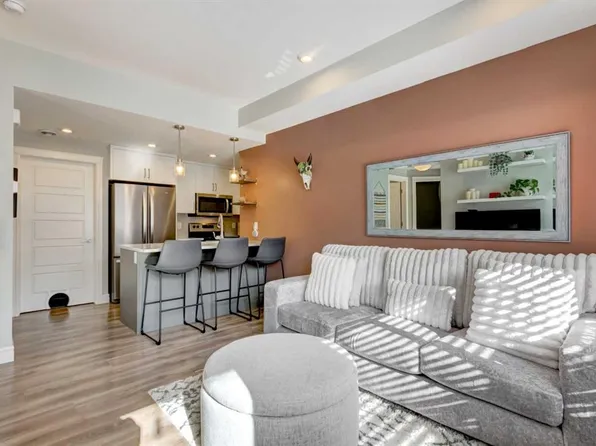 230 S Seton Psge #15, Calgary, AB T3M 3A7