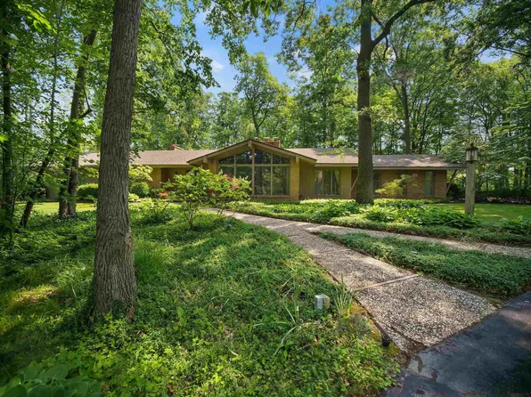 2815 Covington Lake Dr, Fort Wayne, IN 46804