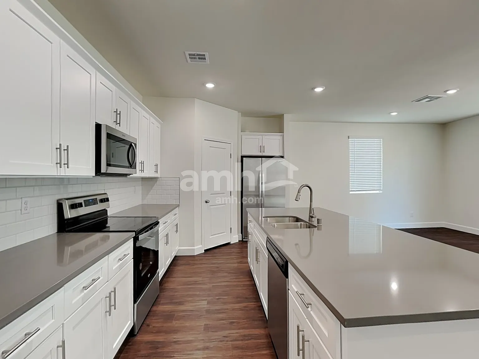 5 bed, 3.0 bath, 2407 sqft, $2,595 — Photo 3