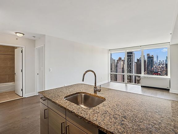 5th image of 125 W 31st St APT 31K