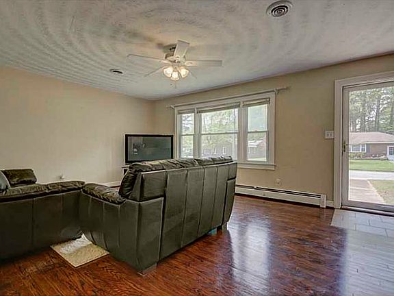 4th image of 2833 Meadow Wood Dr E