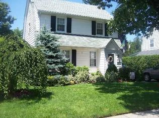 12 Roosevelt St, Garden City, NY 11530
