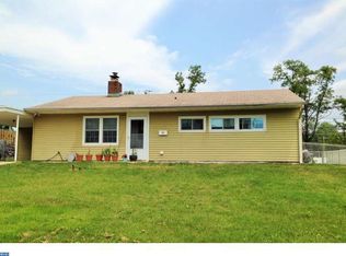20 Blue Spruce Ln, Levittown, PA 19054