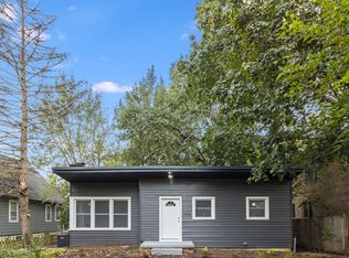 636 N Hough St, Barrington, IL 60010