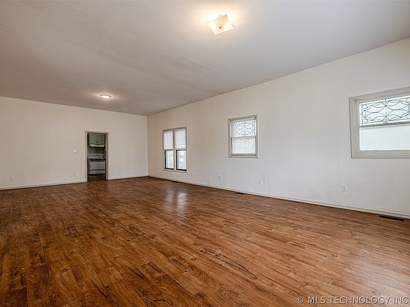 5th image of 403 E 6th St
