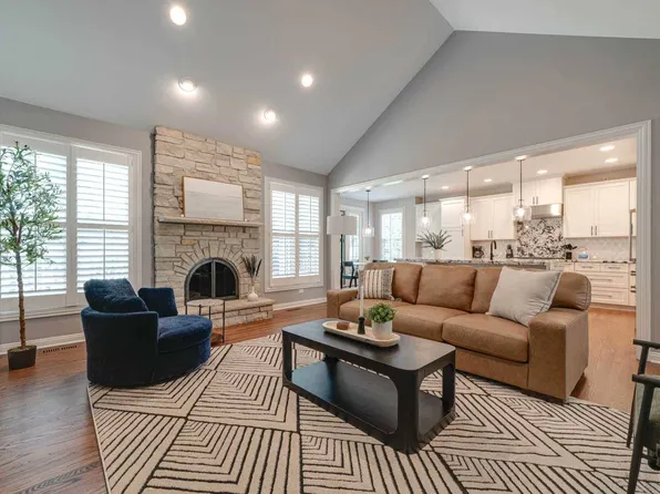 1717 River Birch Way, Libertyville, IL 60048