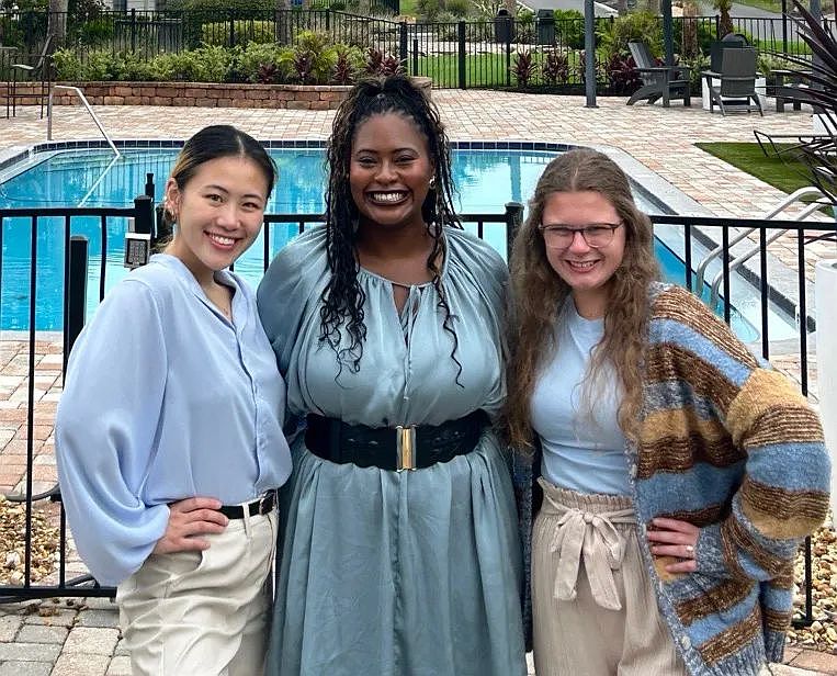 The friendly leasing team at Ridgemar Commons is here to help you find the perfect apartment home and make your move-in experience seamless from start to finish.
