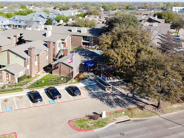 La Prada Place Apartments — Photo 3