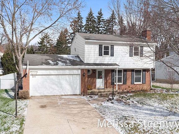 3rd image of 2091 Fawnwood Dr SE