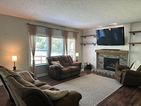 2nd image of 1272 Lancashire Dr